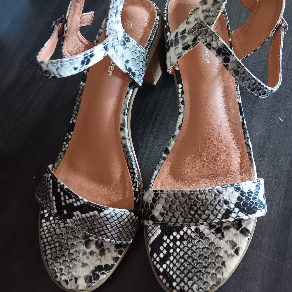 Forever size8.5 snakeskin heels